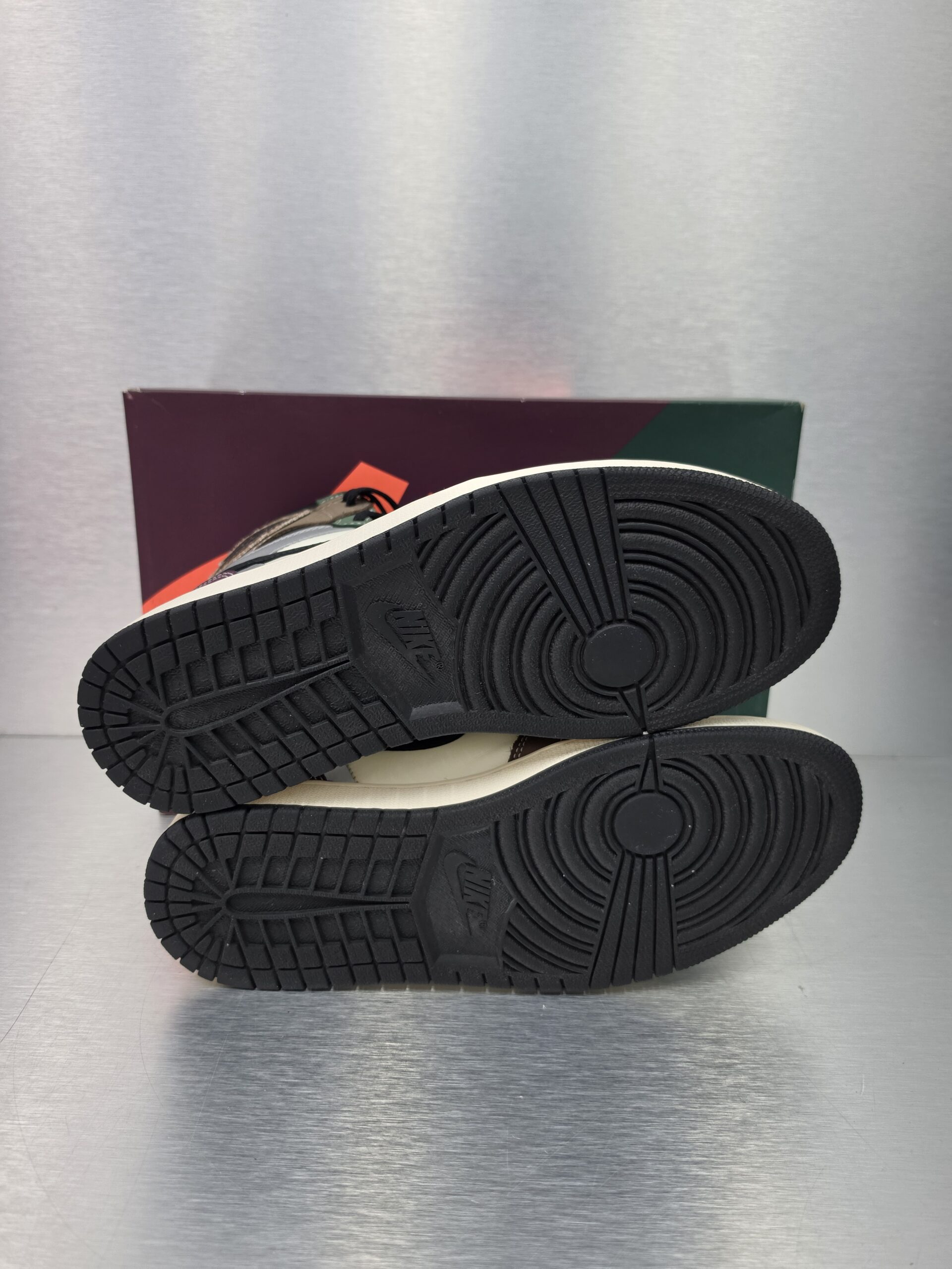 Air Jordan 1 Retro High OG 'Hand Crafted' – sole view