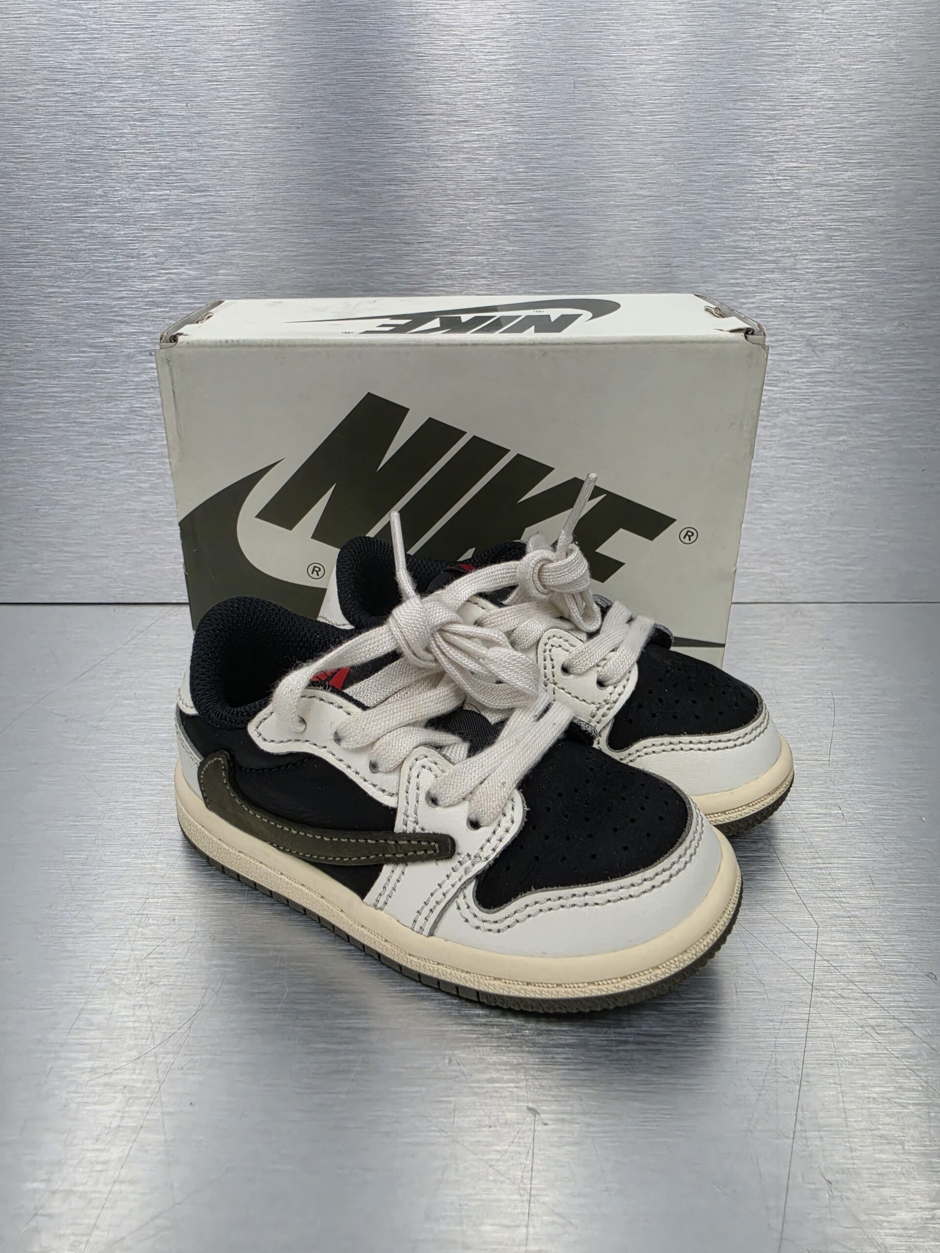Travis Scott x Air Jordan 1 Low OG TD 'Olive' – side view