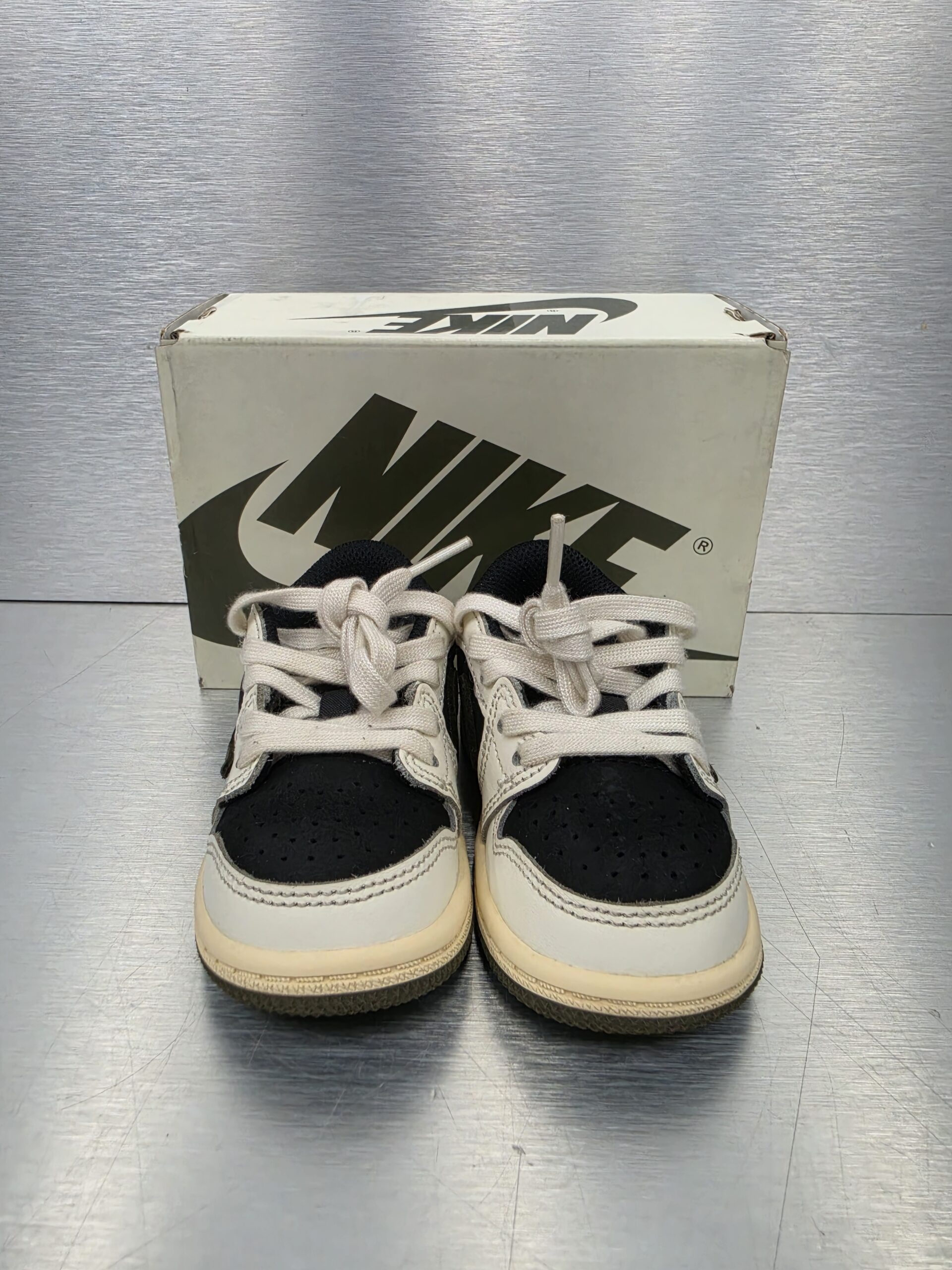 Travis Scott x Air Jordan 1 Low OG TD 'Olive' – front view