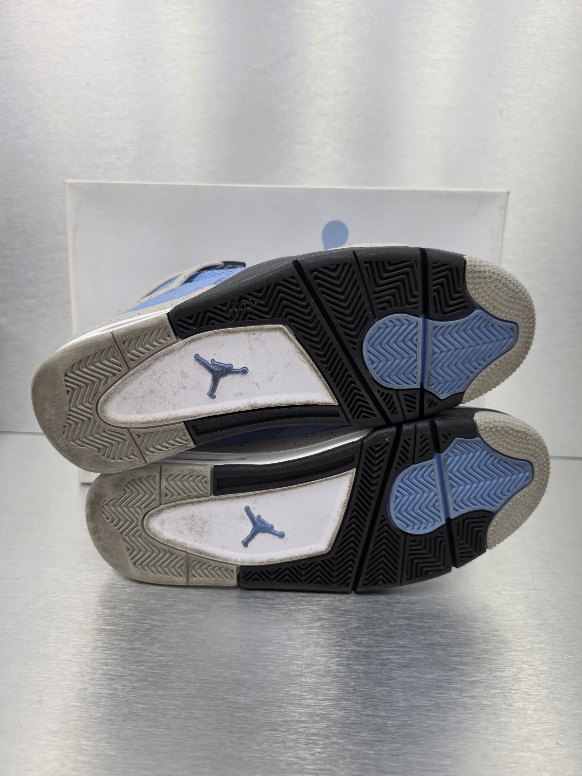Air Jordan 4 Retro 'University Blue' – sole view