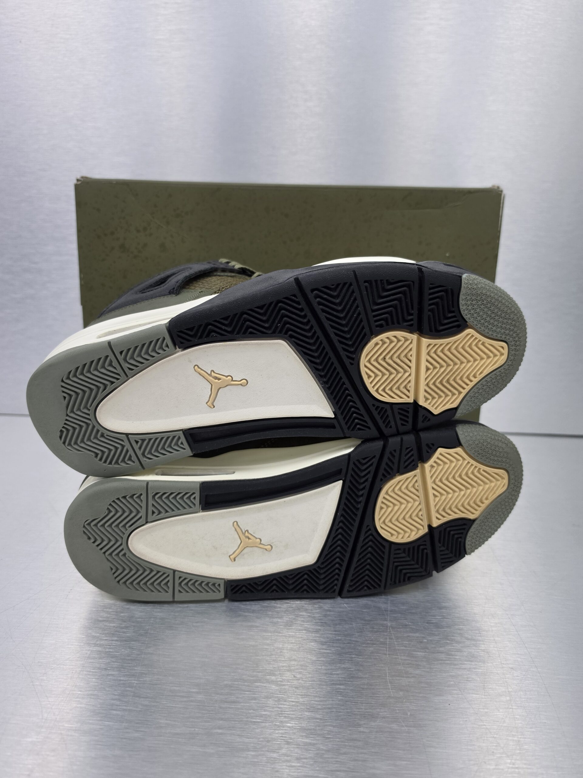 Air Jordan 4 Retro SE Craft 'Olive' – sole view