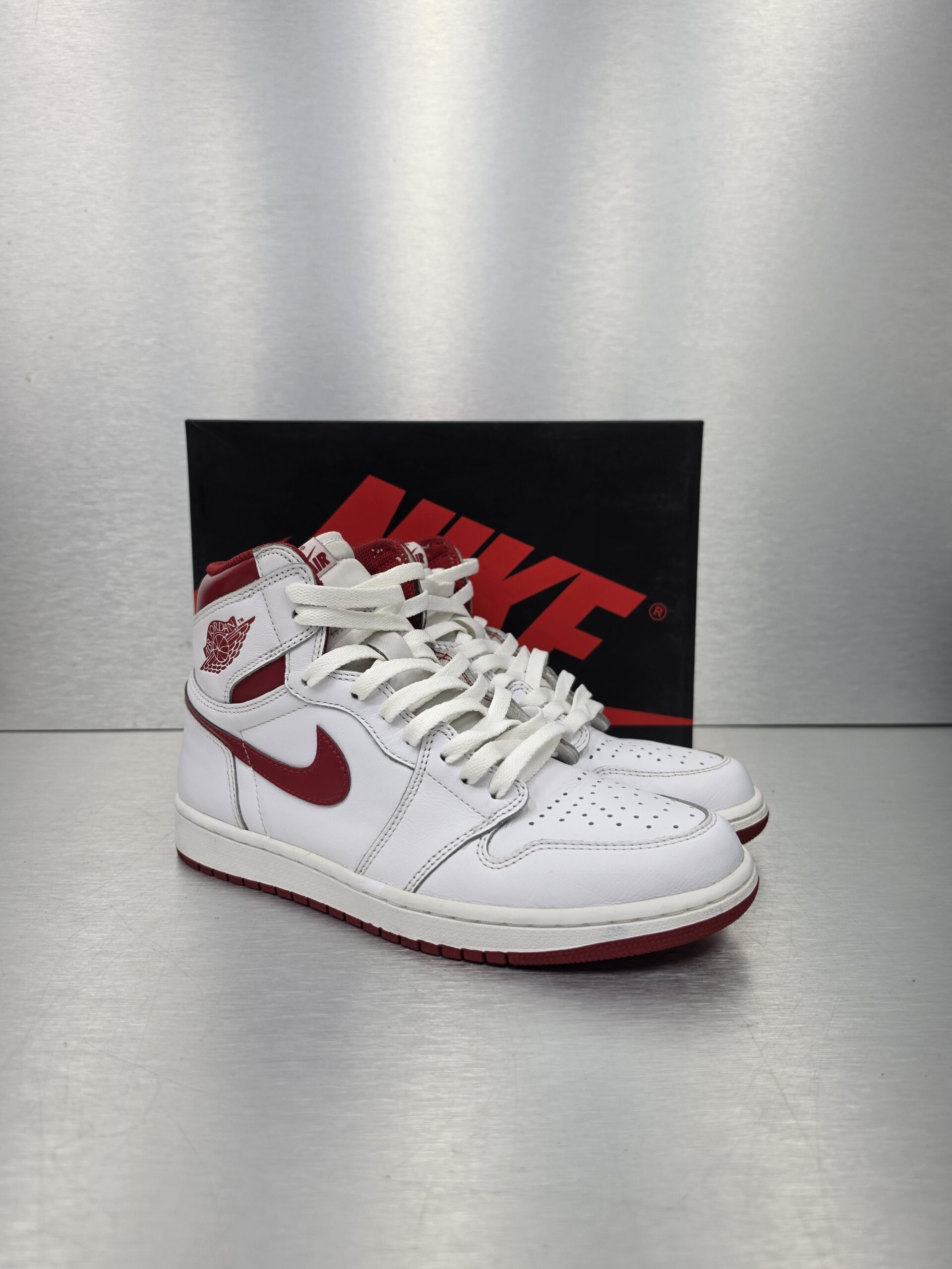 Air Jordan 1 Retro High OG 'Metallic Red' – side view